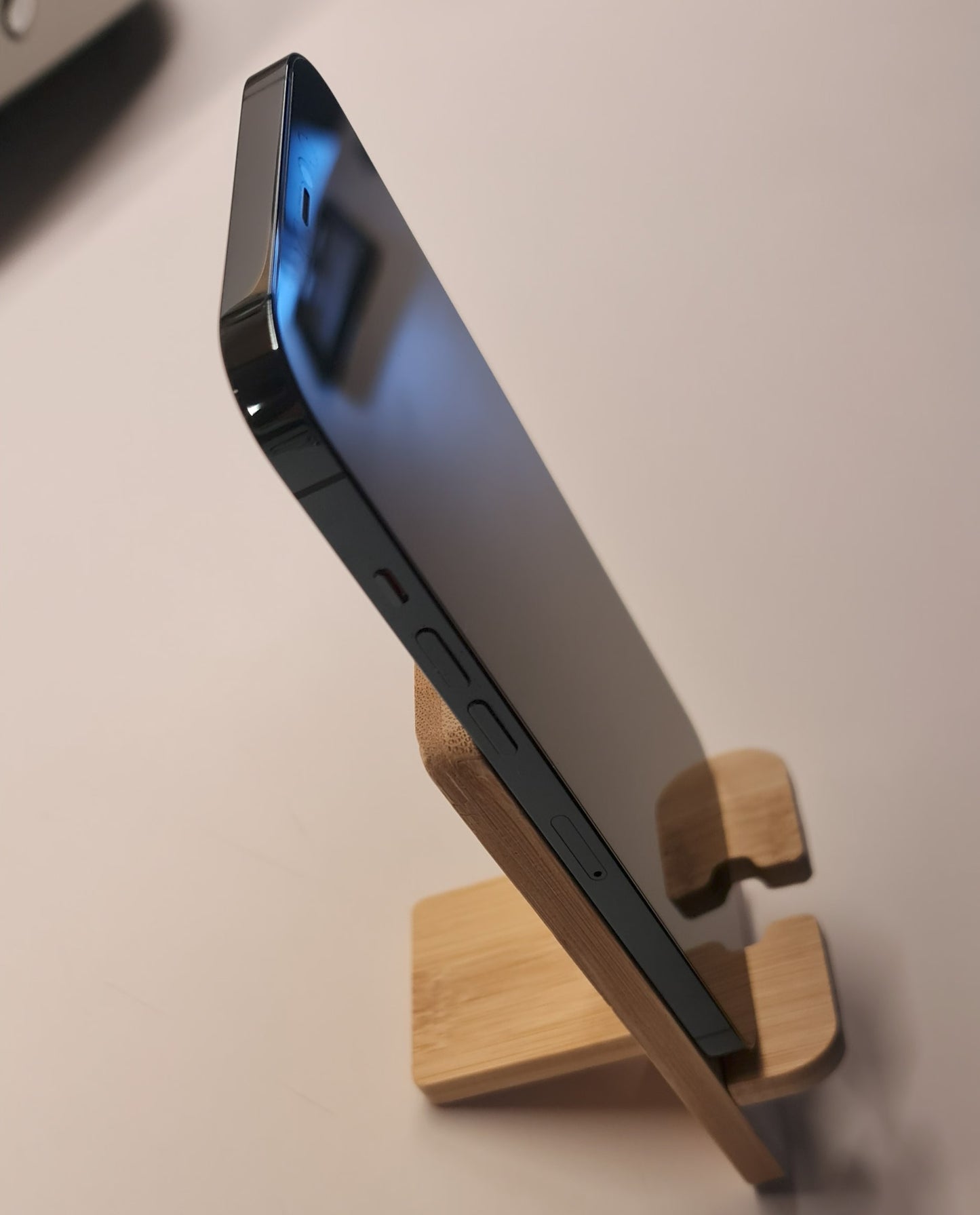 Support Smartphone WOOW™ en Bois – Élégant, Compact ou Ultra Stable