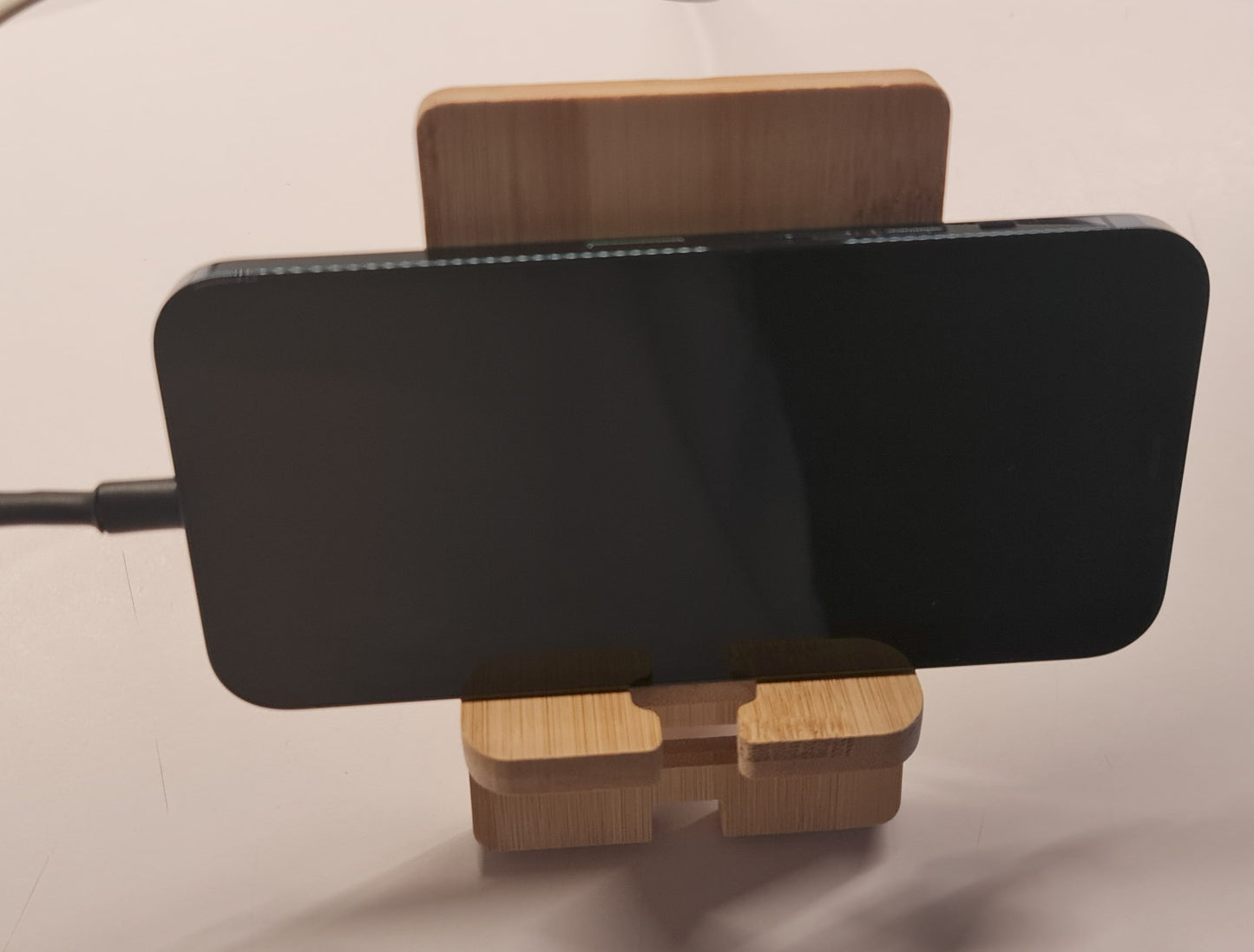 Support Smartphone WOOW™ en Bois – Élégant, Compact ou Ultra Stable